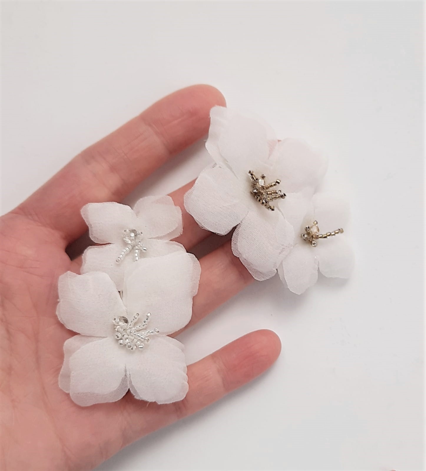 Molletta fiori in seta bianchi